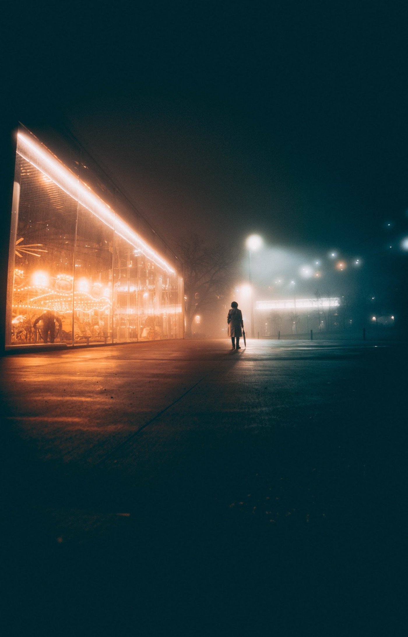 Une femme marche seule, de nuit, dans les rues de Paris.